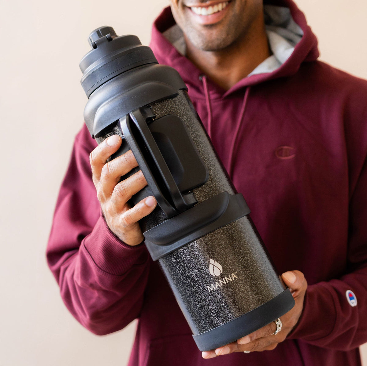 4l-titan-bottle-135-oz-m5 5Manna_Website_Lifestyles-29.jpg